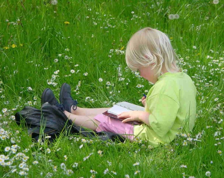 Lesendes Kind